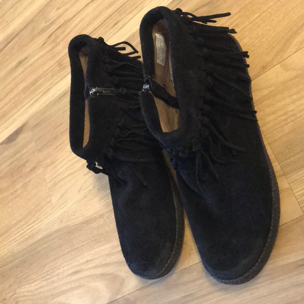 NWOB UGG Suede Fringe Moccasins Size 9 1/2
